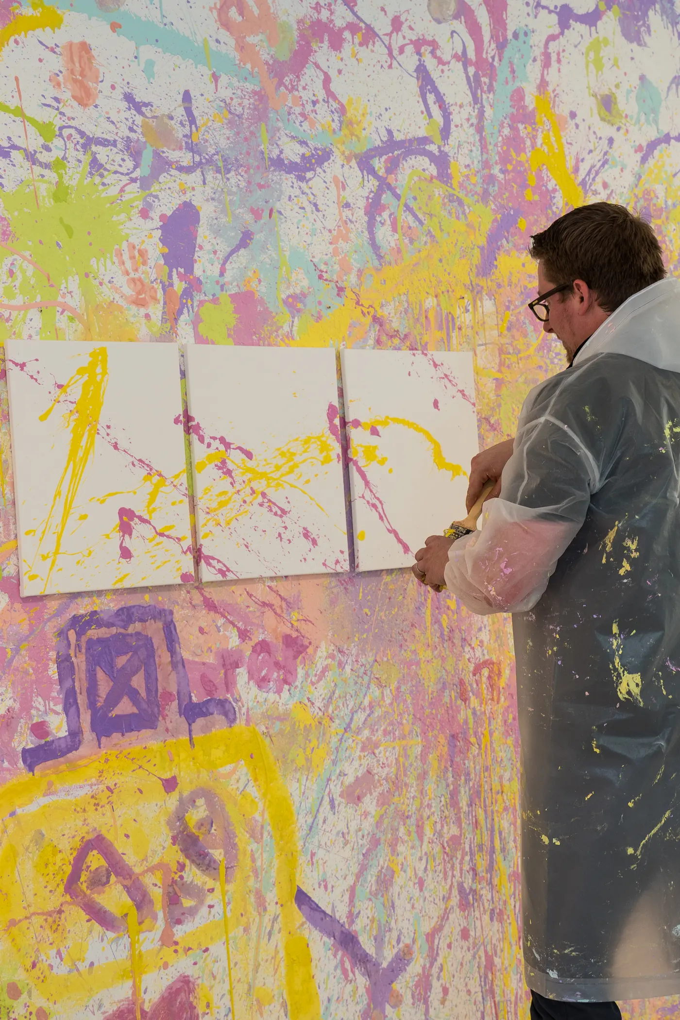 Im Schutzanzug beim Action-Painting an der Splatter-Wand