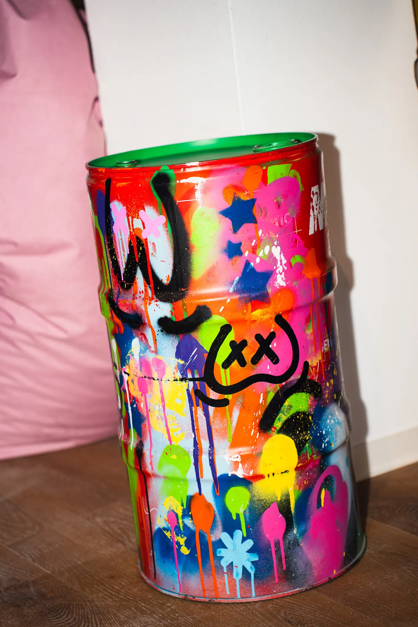 Bemalte Graffiti-Tonne