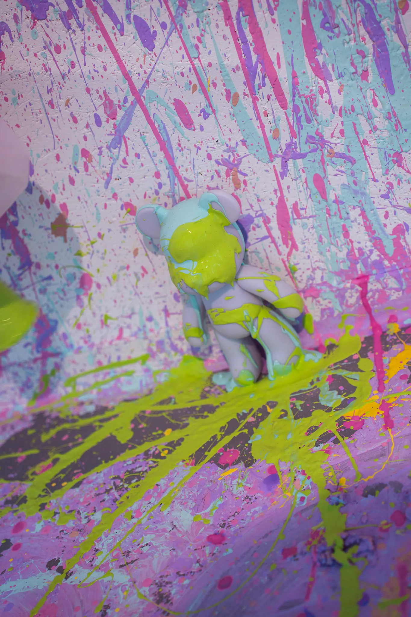 Neon-Bärchen vor Splatter-Wand