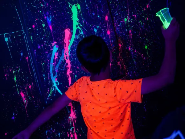 Action Painting unter Schwarzlicht mit Neon-Farben im Neon Rage Room des Artroom Menden