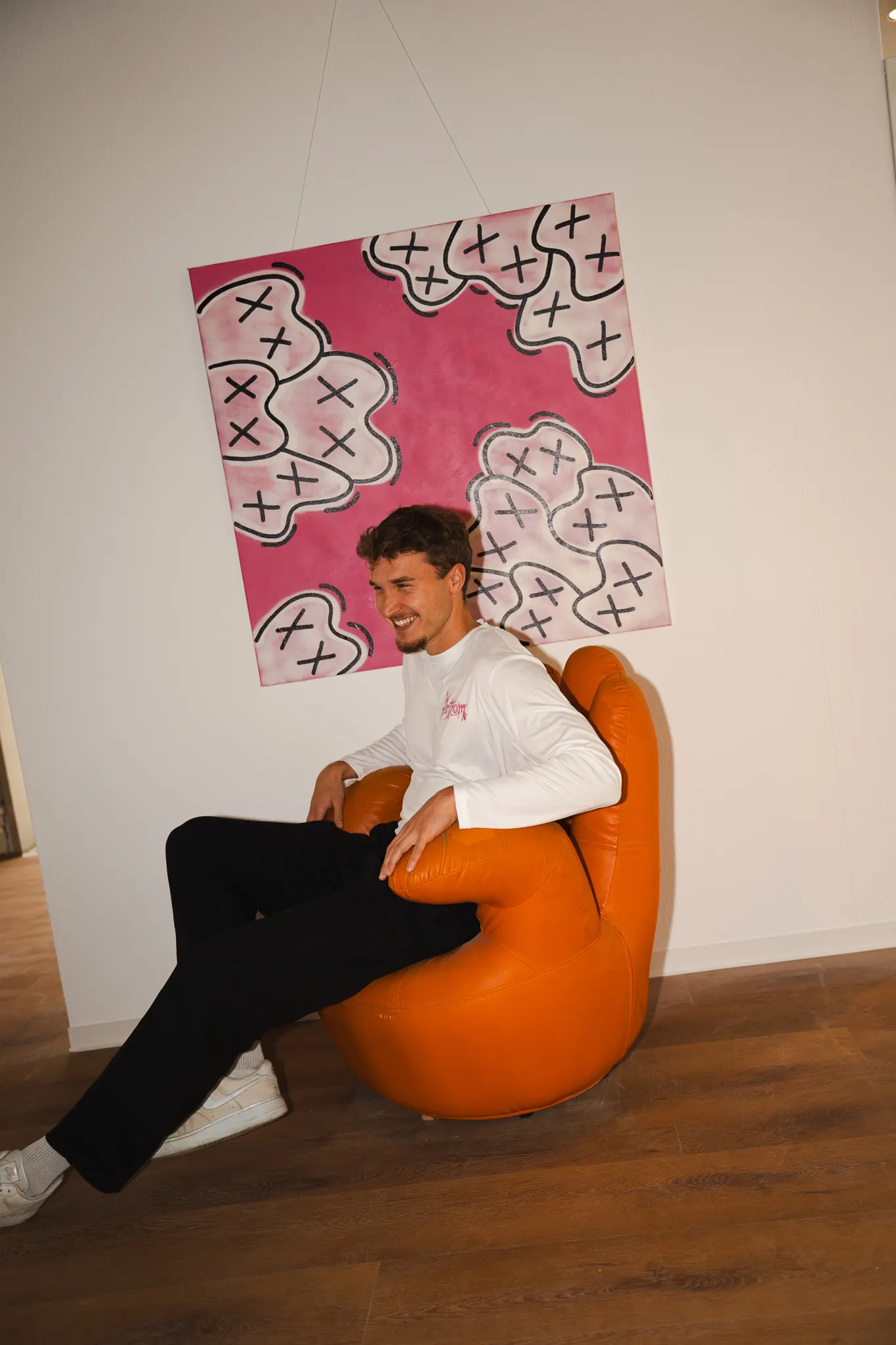 Gast vor pinkem Artwork